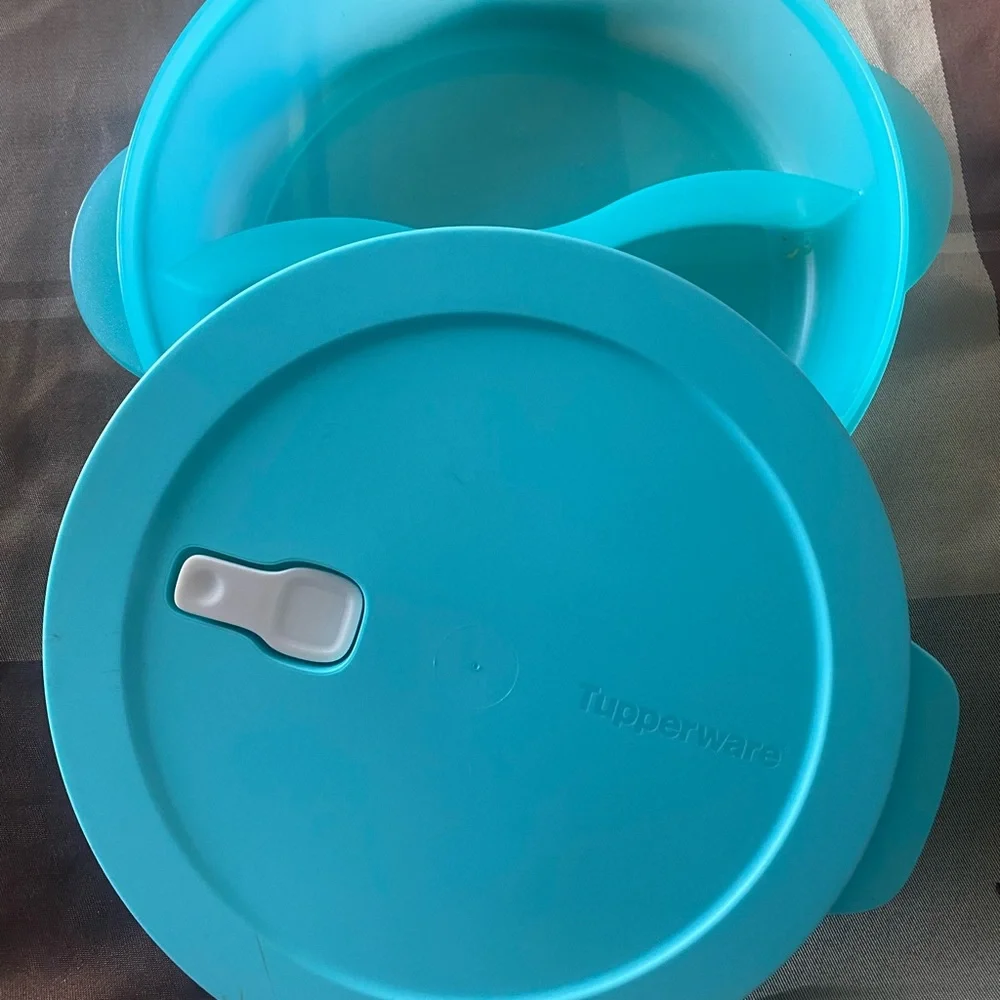 Tupperware storage container - Picture 3 of 3